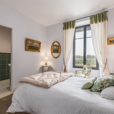 Vue de l'entrée de la chambre Pierre domaine de Courbon