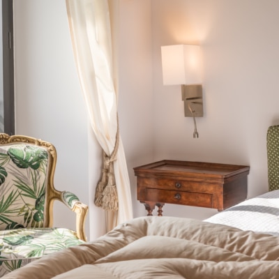 Détail de la chambre Pierre au domaine de Courbon