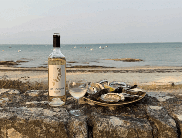 Les 3 soeurs vin blanc sec au bord de la mer servi avec des huitres