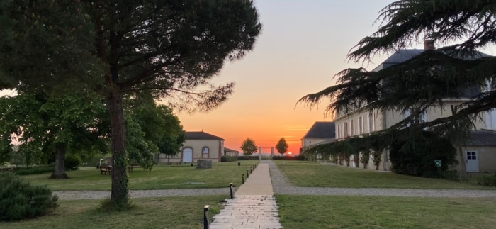 Vue du soleil couchant de la Chapelle Guiraud